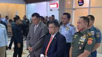 Ketua Komisi I DPR RI Utut Adianto (tengah) bersama Menteri Pertahanan Sjafrie Sjamsoeddin (kiri) dan Panglima TNI Jenderal Agus Subiyanto (kanan) usai rapat tertutup di Kompleks DPR. (Liputan6.com/Delvira Hutabarat)