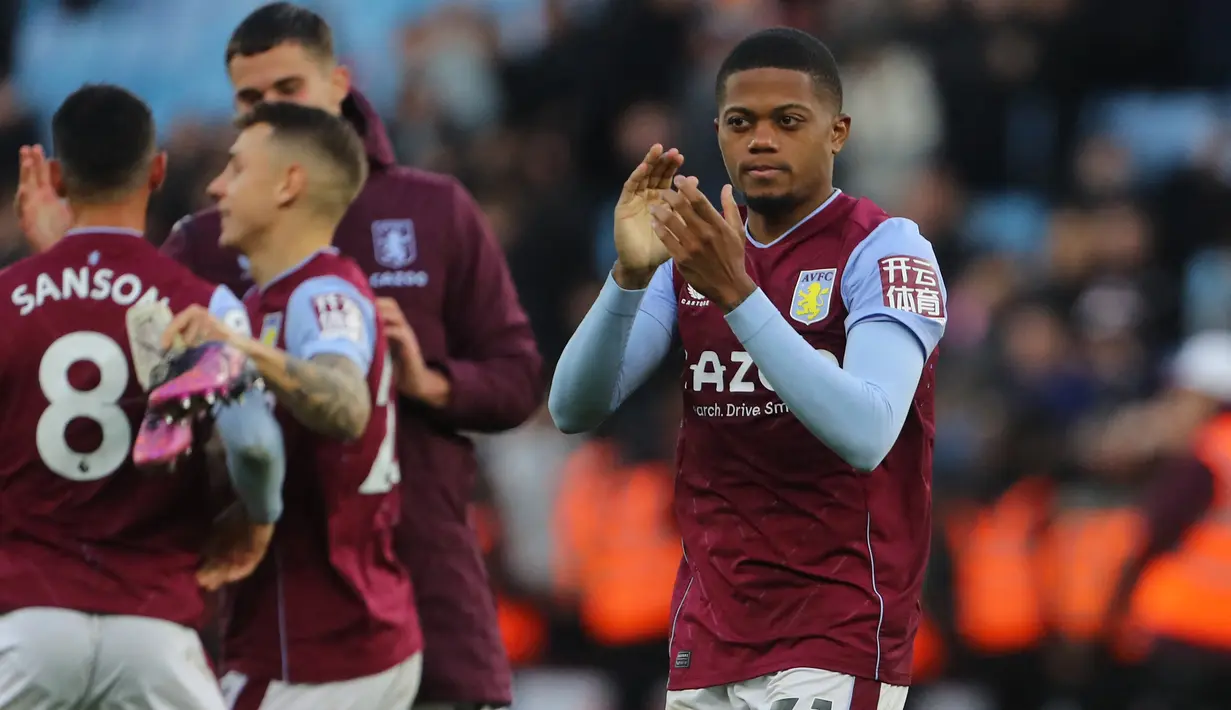 Striker Aston Villa, Leon Bailey memberi applaus kepada para fans setelah berakhirnya laga Liga Inggris 2022/2023 menghadapi Manchester United di Villa Park, Birmingham (6/11/2022). Leon Bailey yang didatangkan dari Bayer Leverkusen pada awal musim 2021/2022 hingga kini telah mencetak 4 gol dan 3 assist bagi Aston Villa dari 29 laga di Liga Inggris 2022/2023. (AFP/Geoff Caddick)