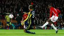 Tendangan Paul Pogba yang berhasil mencetak gol ketiga untuk MU dalam pertandingan grup A Liga Eropa di stadion Old Trafford, Manchester, Inggris (20/10). Pada pertandingan ini Pogba berhasil menyumbang dua gol untuk MU. (Reuters/ Phil Noble)