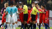 Pemain Inggris bersitegang pemain Slovenia pada laga Grup F Kualifikasi Piala Dunia 2018 zona Eropa, di Stadion Stozice, Ljubljana, Rabu (12/10/2016) dini hari WIB. (Action Images via Reuters/Carl Recine)