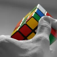 Entah bocah ini memang belajar dan giat berlatih atau bakat dari Tuhan. Yang jelas dia bikin nganga karena menyelesaikan rubik cuma 47 detik