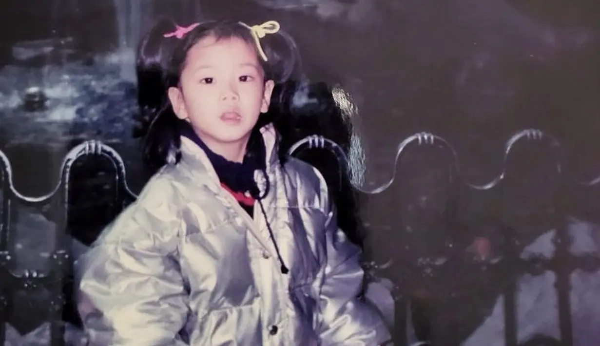 Dalam unggahannya, Jisoo kecil pun tampak imut dengan gaya rambut kuncir duanya menggunakan pita warna warni. Nah, berikut ini beberapa gaya rambut yang pernah digunakan Jisoo hingga saat ini. (@sooyaaa__)