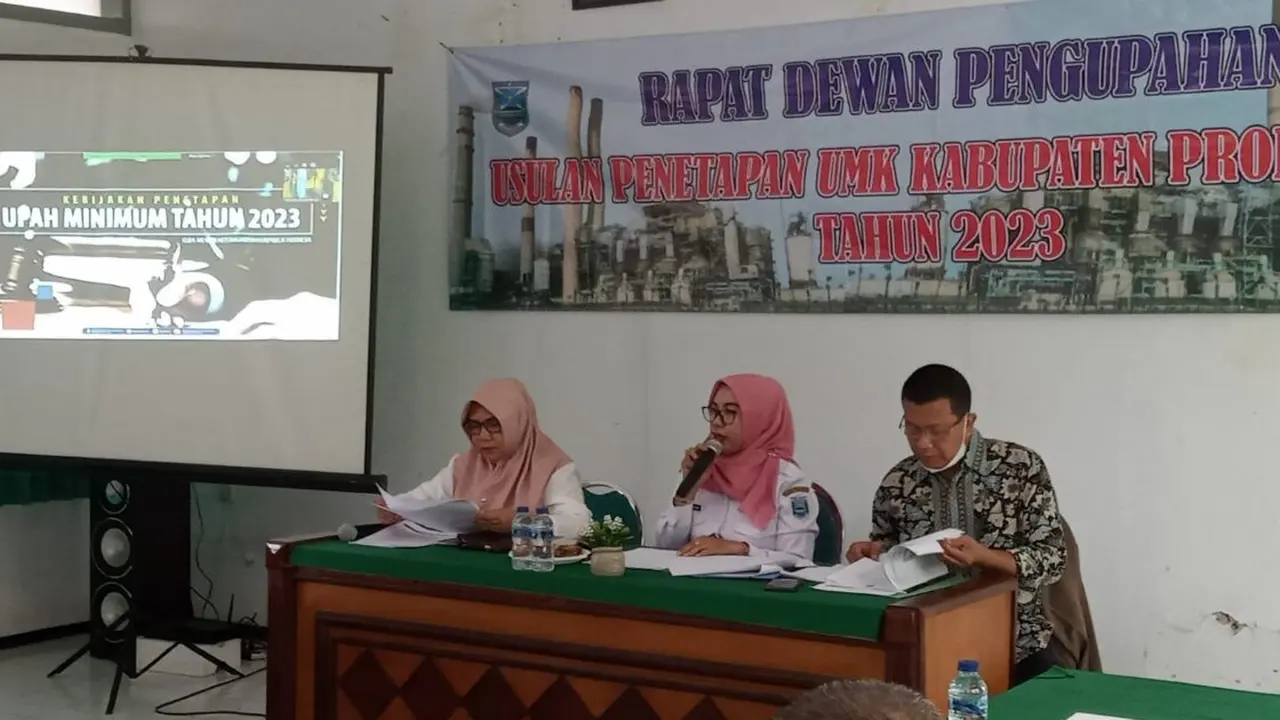 Sekretaris Disnaker Kabupaten Probolinggo Iin Kasiani (tengah) umumkan usulan kenaikan UMK Probolinggo. (Istimewa)