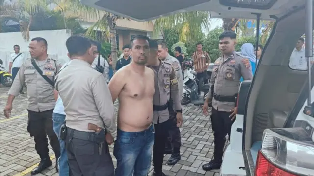 JPP saat diamankan polisi dan hendak digiring ke rumah sakit jiwa Kupang, NTT (Liputan6.com/Ola Keda)