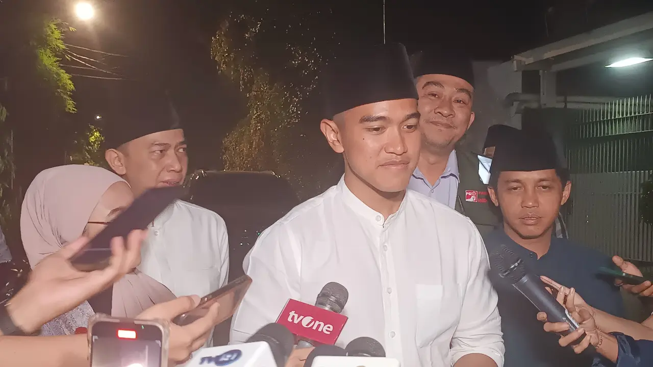Ketua Umum (Ketum) Partai Solidaritas Indonesia (PSI) Kaesang Pangarep menyambangi kediaman Ketua Umum PBNU KH Yahya Cholil Staquf atau Gus Yahya di kawasan Jakarta Pusat, pada Kamis (5/10/2023).