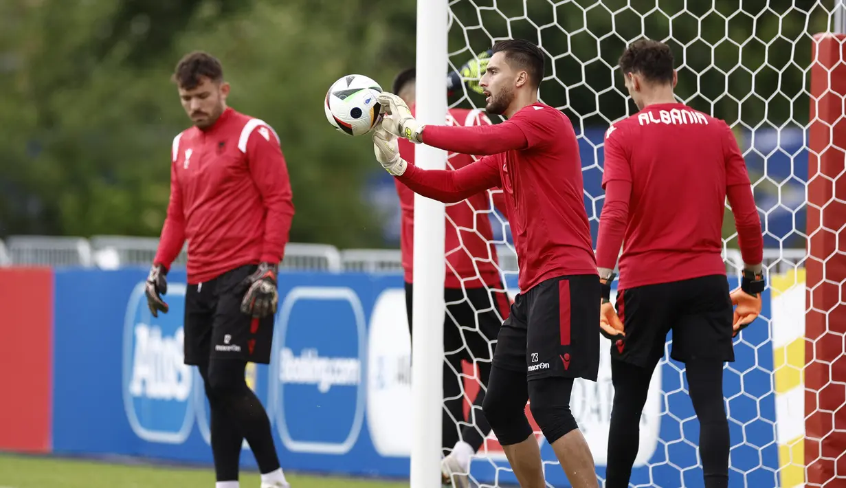 Albania akan memaksimalkan segala daya dan upaya demi menjinakkan negara yang sudah tiga kali menjadi juara Eropa tersebut. (KENZO TRIBOUILLARD / AFP)