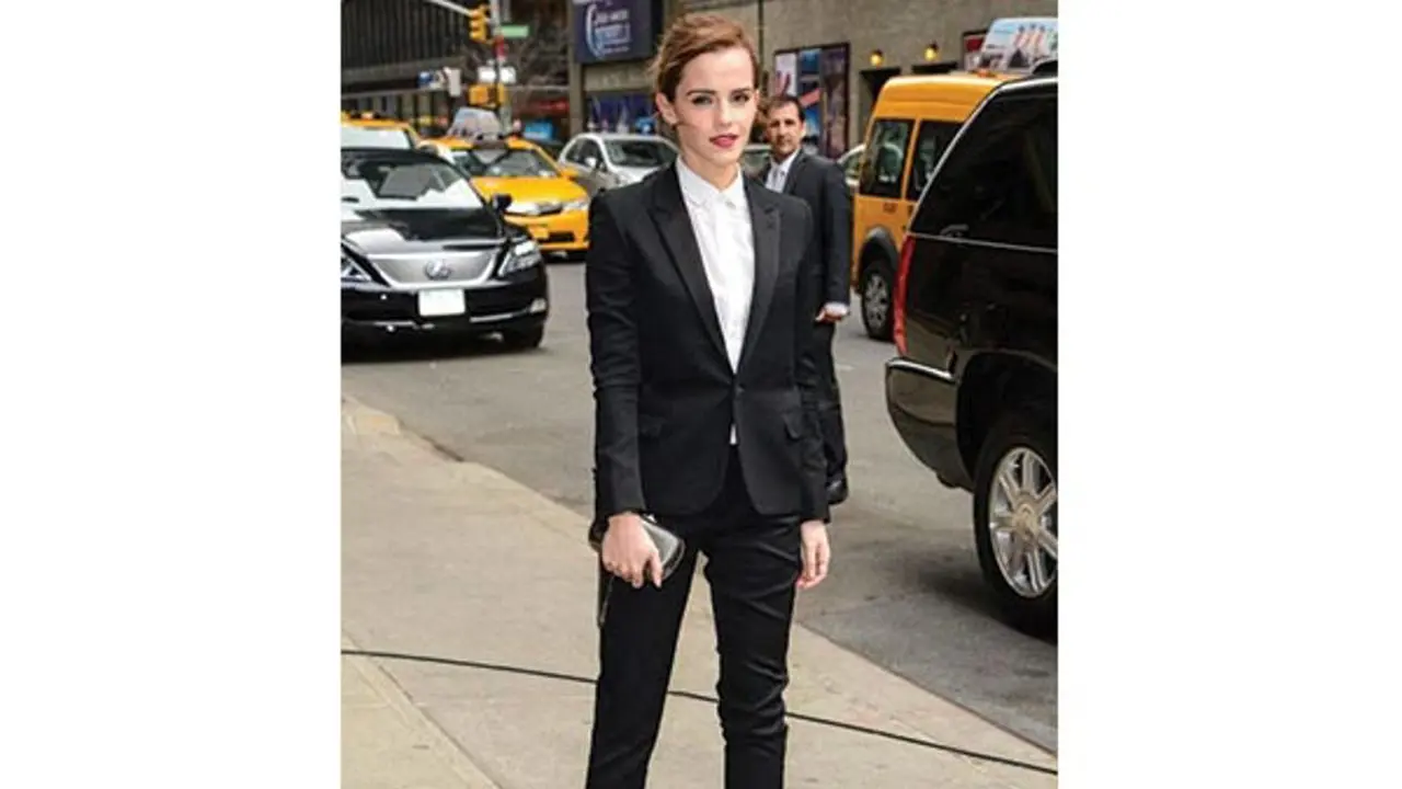 7 Gaya Busana Monokrom Terbaik ala Emma Watson