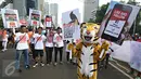 Sejumlah warga saat mengikuti acara peluncuran aplikasi Gakkum Lingkungan dan Kehutanan dalam kampanye bertajuk 'Ayo Hentikan Kejahatan Lingkungan dan Kehutanan' di kawasan Bundaran Hotel Indonesia, Jakarta, (20/12). (Liputan6.com/Immanuel Antonius)