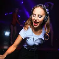 Pekerjaan terpaksa ditinggalkan karena perempuan ini terlalu seksi.