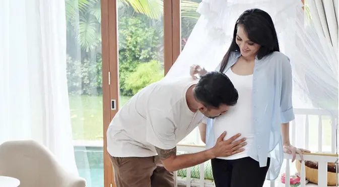 Pasangan pemeran Rio Dewanto dan Atiqah Hasiholan tengah menanti kehadiran anak pertama. Sejak lama pasangan ini menanti kehadiran buah hatinya. Kini, Atiqah hamil usia enam bulan. (Instagram/ryanogilvy)