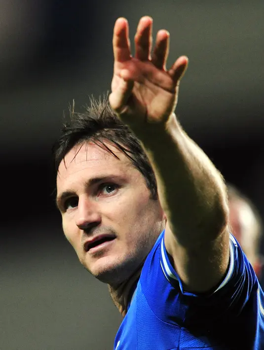 Frank Lampard menyapa fans usai Chelsea menjuarai Piala FA melawan Stoke City di Stamford Bridge, London (26/1/2014). Lampard mengumumkan pengunduran dirinya sebagai pesepak bola lewat Instagram pribadinya pada Kamis (2/2/2017).(AFP PHOTO / GLYN KIRK)