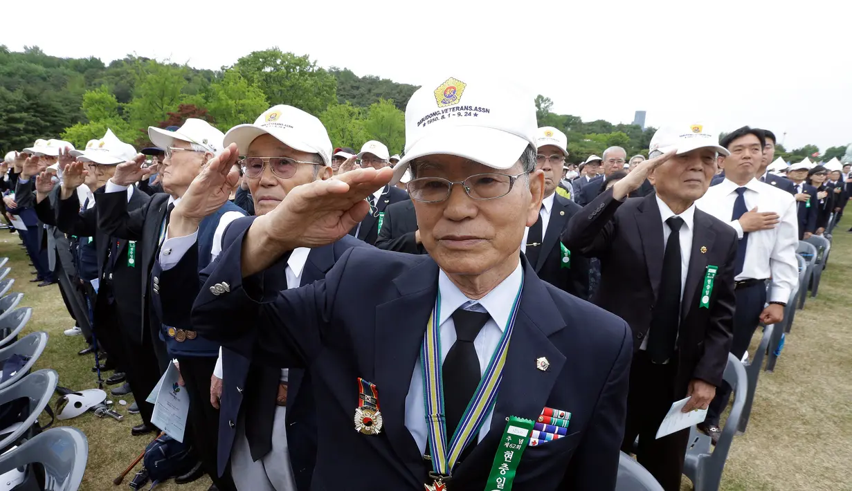 Sejumlah veteran perang Korea Selatan saat mengikuti upacara Memorial Day di pemakaman nasional di Seoul, Korea Selatan, Selasa, (6/6). Hari Peringatan Korea Selatan diadakan setiap tanggal 6 Juni. (AP Photo/Ahn Young-joon)