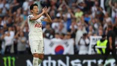 Son Heung-min terpilih sebagai kapten Tottenham Hotspur untuk Liga Inggris musim 2023/2024. Ia menggantikan peran Harry Kane yang hengkang ke Bayern Munchen dan Hugo Lloris yang mulai terpinggirnkan. Penunjukan Son sebagai pemimpin di skuad asuhan Ange Postecoglou bukan tanpa alasan. Ia telah berpengalaman memimpin Timnas Korea Selatan setelah Piala Dunia 2018 menggantikan peran Ki Sung-yueng. (AFP/Adrian Dennis)