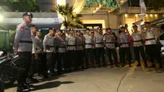 Sejumlah aparat kepolisian Brimob berjaga di depan gerbang rumah tersangka Ketua DPR RI Setya Novanto di Jalan Wijaya 13 No 19, Jakarta Selatan, Rabu (15/11). (Liputan6.com/Johan Tallo)