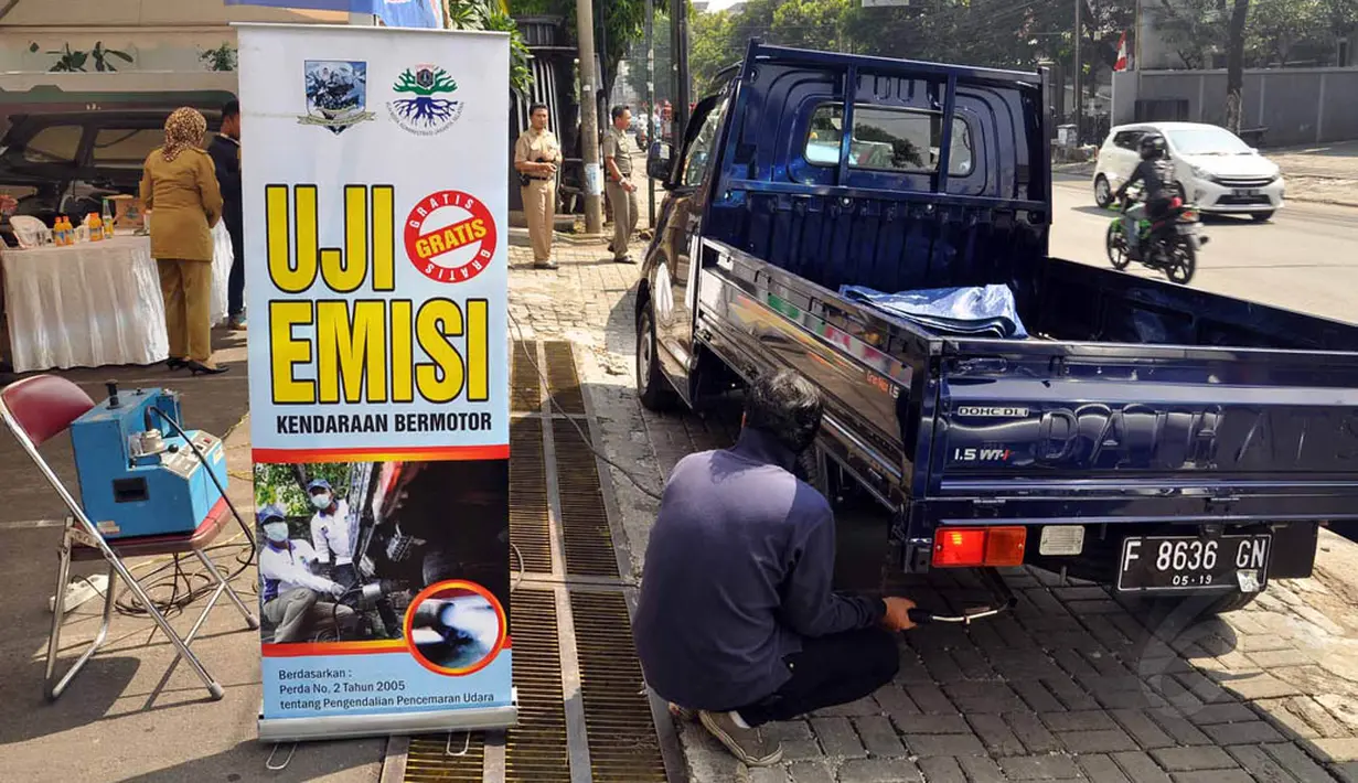 Petugas dari pemda DKI Jakarta melakukan uji emisi kendaraan bermotor di kawasan Kemang, Jakarta, Selasa (12/8/14). (Liputan6.com/Miftahul Hayat)