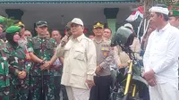Menteri Pertahanan (Menhan) Prabowo Subianto saat membagikan motor untuk Babinsa di Koramil 0912/Lembang, Kabupaten Bandung Barat, Jumat (16/6/2023). (Merdeka.com/Muhammad Genantan Saputra)