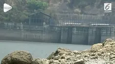 Warga di sekitar Waduk Cirata mengeluhkan efek kemarau panjang yang terjadi. Fenomena ini membuat beberapa titik genangan di waduk berubah menjadi daratan.