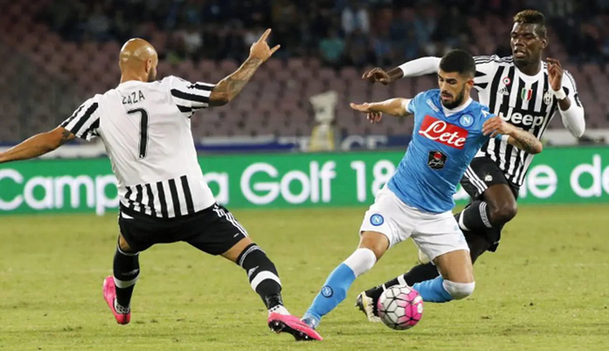 Bek Napoli, Elseid Hysaj (tengah) berusaha melewati dua pemain Juventus pada lanjutan liga Italia di Stadion San Paolo, Minggu (27/9/2015). Napoli menang atas Juventus dengan skor 2-1. (AFP PHOTO/CARLO Hermann)