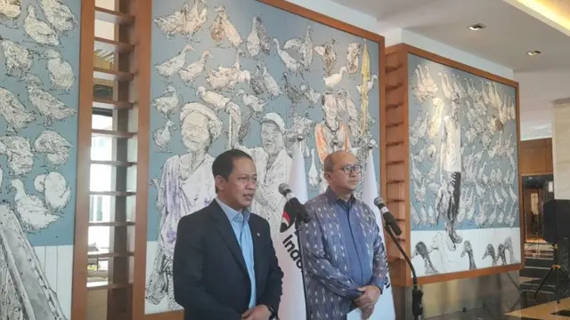 Menteri LH Hanif Faisol Nurofiq serta Menteri Investasi dan Hilirisasi/Kepala BKPM Rosan Roeslani (kanan) dalam konferensi pers terkait investasi PSEL.