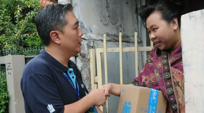 CEO Blibli.com Kusumo Martanto saat mengantarkan barang pesanan ke salah satu konsumen di Jakarta, Sabtu (8/7).