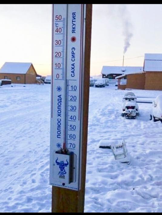 Sebuah termometer digital untuk mengukur suhu udara di desa Oymyakon, Rusia, Minggu (14/1). Termometer mencatat suhu mencapai minus 62 derajat celcius yang mengakibatkan alat ukur tersebut pecah dan mengalami kerusakan. (sakhalife.ru photo via AP)