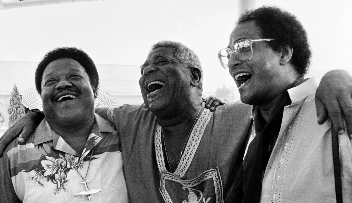 Foto yang diambil pada 20 Juli 1985 menunjukkan musisi Fats Domino (kiri) berfoto bersama musisi jazz AS Dizzy Gillespie (tengah) dan Jimmy Owens (kanan) saat acara Grande Parade du Jazz di Nice, Prancis. (AFP Photo/Ralph Gatti)