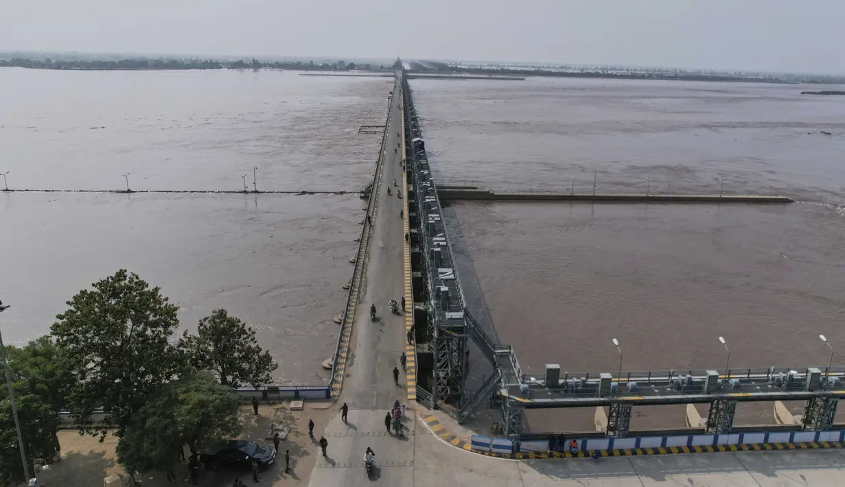 Pemerintah Pakistan terus memperluas area pencarian korban banjir yang telah berdampak pada mengungsinya 900 ribu penduduk. (AP Photo/Jahan Zeb)