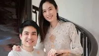 6 Momen Mesra Nong Poy Pakai Baju Senada dengan Suami, Transgender Cantik Thailand (IG/poydtreechada)