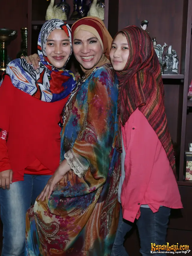 6 Momen Kedekatan Mendiang Dorce dan Fatimah Anak Angkat dari Kecil Hingga Dewasa