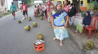 Warga Kota Gorontalo Membuang Tabung LPG ke Jalan karena kelangkaan gas didaerah itu. Foto: (Aldiansyah Mochammad Fachrurrozy/Liputan6.com)
