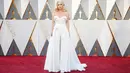 Penyanyi Lady Gaga tampil menyita perhatian pada red carpet Oscar 2016 dalam strapless white pantsuit dengan aksen rok flowing, di Hollywood & Highland Center, Hollywood, California, Minggu (28/2). (REUTERS/Lucy Nicholson)