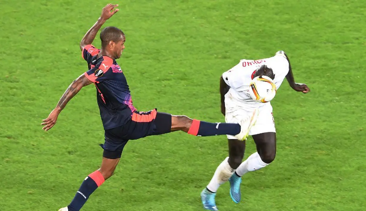 Pemain Bordeaux, Diego Rolan (kiri), berebut bola dengan pemain Liverpool, Mamadou Sakho, dalam laga Grup B Liga Europa di Bordeaux, Jumat (18/9/2015) dini hari WIB. (AFP Photo/Mehdi Fedouach)