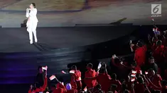 Penyanyi dangdut, Via Vallen membawakan  lagu "Meraih Bintang" pada pembukaan Asian Games 2018 di Stadion Gelora Bung Karno, Jakarta, Sabtu (18/8). Via Vallen tampil setelah defile atlet dari 45 negara termasuk Indonesia. (Liputan6.com/ Fery Pradolo)