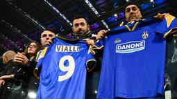 Seorang fans membentangkan jersey Juventus bernomor punggung 9 yang menjadi ikon Gianluca Vialli saat membela Si Nyonya Tua. Ginaluca Vialli didatangkan Juventus pada awal musim 1992/1993 setelah tampil apik bersama Sampdoriaa yang dibelanya selama 8 musim. Bersama Juventus Vialli bertahan selama 4 musim mulai 1992/1993 hingga 1995/1996. (AFP/Isabella Bonotto)
