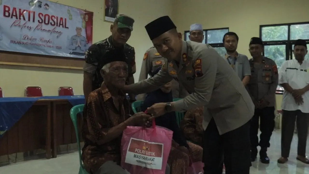Polres Pemalang bagikan paket sembako untuk warga tak mampu. (Foto: Liputan6.com/Humas Polres Pemalang)