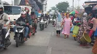 Suasana oemudik melintas di salah satu pasar tumpah di Pasar Gebang Kabupaten Cirebon. (Ist)