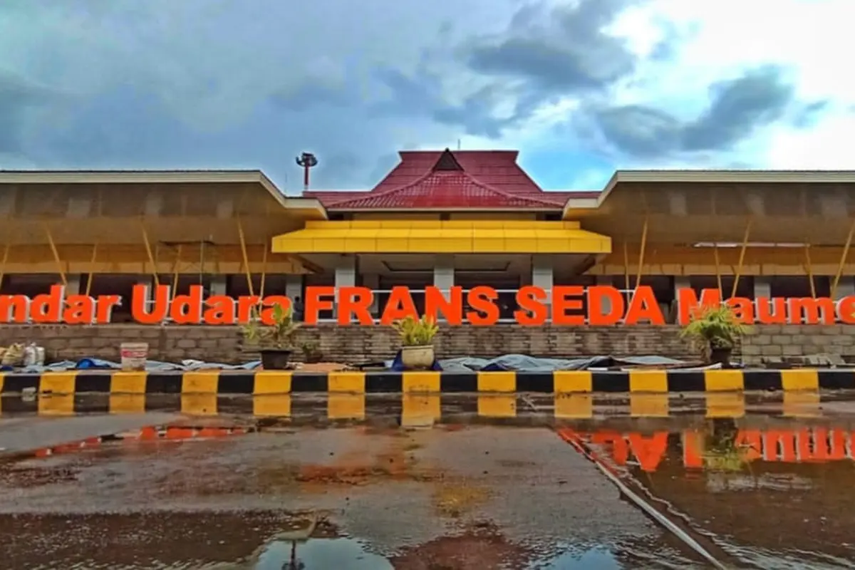 Bandar Udara Frans Seda, Kabupaten Sikka, NTT ditutup sementara akibat dampak abu vulkanik erupsi Gunung Lewotobi Laki-Laki (Liputan6.com/Ola Keda)