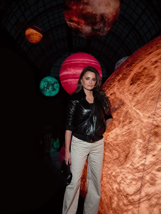 Penelope Cruz tampak awet muda dengan jaket kulit hitam dan celana khaki [Chanel]