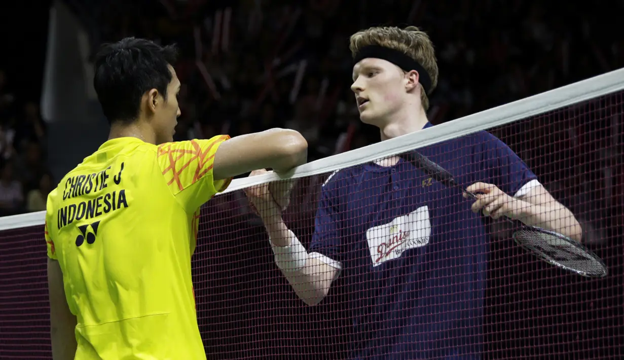 Tunggal putra Denmark, Anders Antonsen, bersalaman usai mengalahkan tunggal Indonesia pada Indonesia Masters 2019 di Istora Senayan, Jakarta, Sabtu (26/1). Antonsen lolos ke final. (Bola.com/Yoppy Renato)