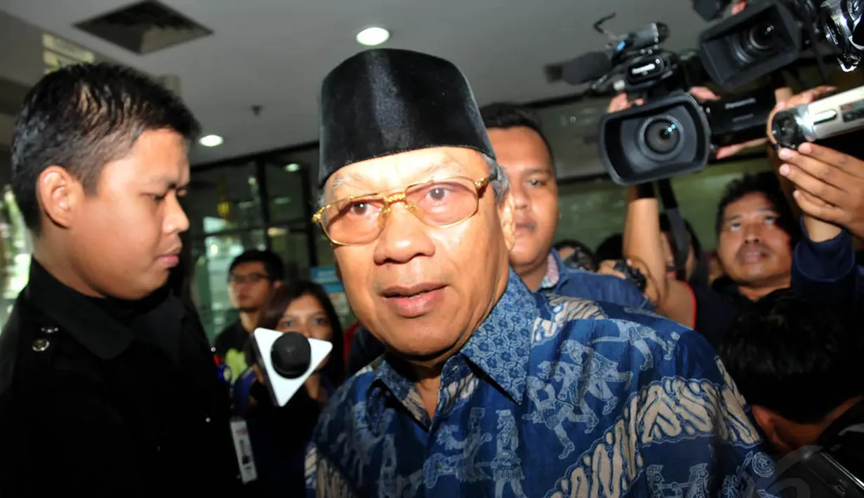 Politisi Partai Demokrat, Mahyuddin, enggan menjawab saat dicecar pertanyaan oleh wartawan di Gedung KPK, Jakarta, Rabu (5/11/2014). (Liputan6.com/Miftahul Hayat) 