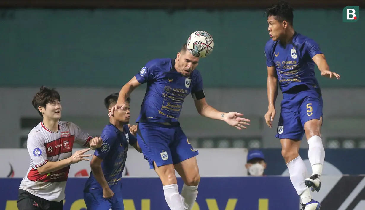 Pemain PSIS Semarang, Wallace Costa Alves (tengah) berusaha menghalau bola saat melawan Madura United dalam laga pekan ke-5 BRI Liga 1 2021/2022 di Stadion Wibawa Mukti, Cikarang, Rabu (29/09/2021). Kedua tim bermain imbang 0-0. (Bola.com/Bagaskara Lazuardi)