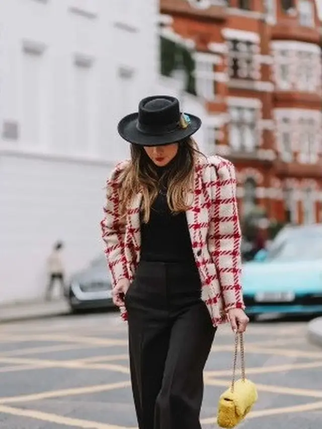 7 Gaya Luna Maya saat Pakai Topi, Tampil Modis dan Super Stylish