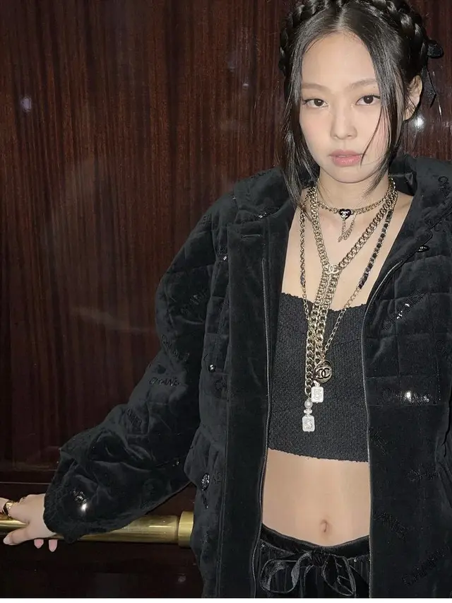 Jennie BLACKPINK Tampil Stunning Serba Hitam Membawa Tas Super Mini di Chanel Paris Fashion Week/ @jennierubyjane