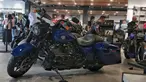 Pengunjung melihat deretan motor besar atau motor gede (moge) yang dipasarkan di diler Anak Elang Harley-Davidson di Jakarta, Minggu (2/2/2025). (Liputan6.com/Angga Yuniar)