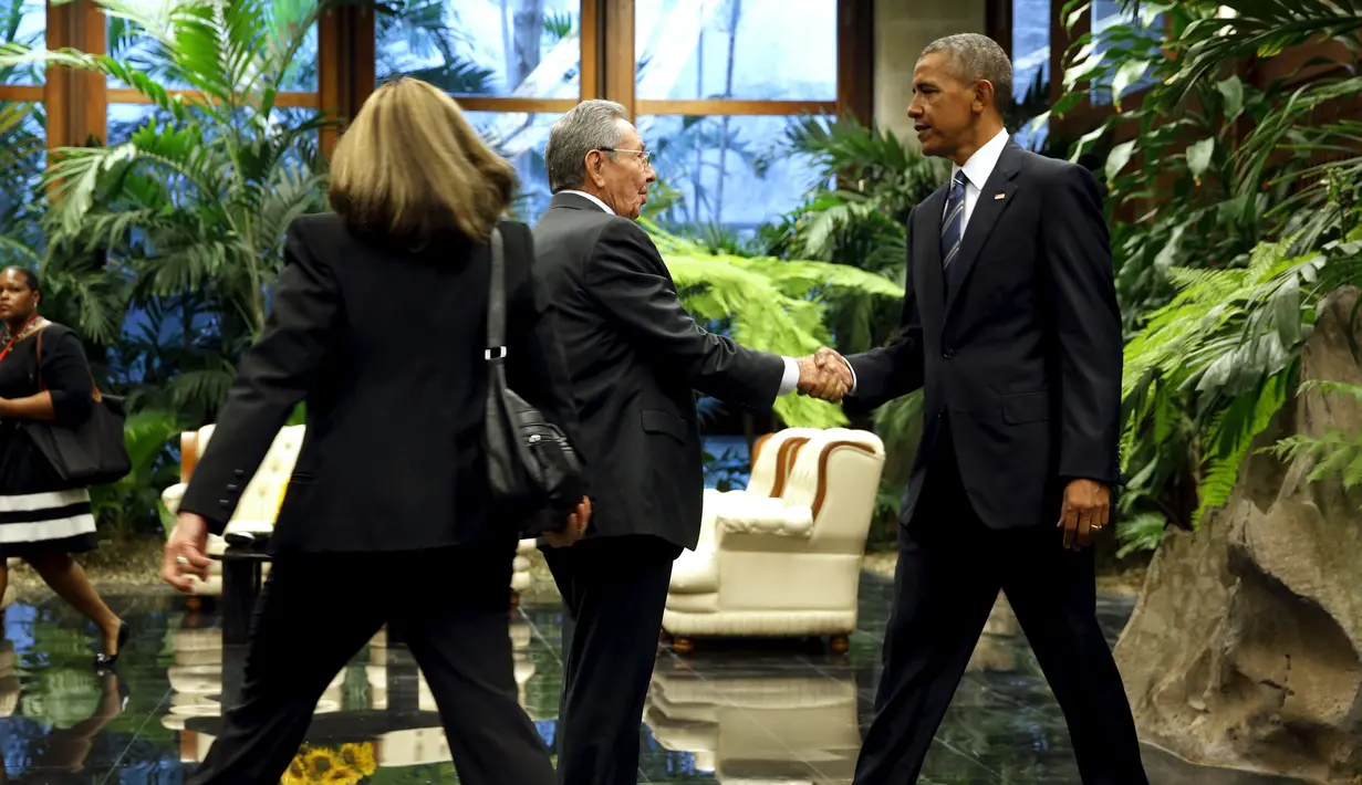 Presiden Kuba Raul Castro (tengah) menyambut kedatangan Presiden AS Barack Obama di Istana Revolusi, Havana, Senin (21/3). Obama menjadi presiden pertama AS yang berkunjung ke negara komunis itu sejak 88 tahun terakhir. (REUTERS/ Jonathan Ernst)