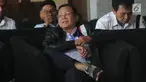 Direktur Utama PT Kereta Api Indonesia Edi Sukmoro duduk menunggu di lobi gedung KPK, Jakarta, Senin (12/08/2019). Edi Sukmoro akan menemui pempinan KPK untuk melakukan konsultasi pencegahan tindak pidana korupsi. (merdeka.com/Dwi Narwoko)