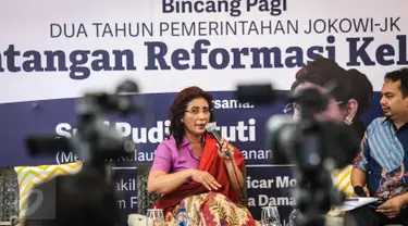 Menteri Kelautan dan Perikanan Susi Pudjiastuti memberikan pandangannya dalam diskusi di kawasan Menteng, Jakarta, Kamis (20/10). Menteri Susi menjadi pembicara pada diskusi '2 Tahun Jokowi-JK: Tantangan Reformasi Kelautan'. (Liputan6.com/Faizal Fanani)
