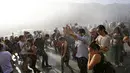 Polisi menggunakan gas air mata membubarkan demonstran saat berunjuk rasa terhadap kesepakatan perdagangan TPP, Santiago, Chili, (4/2). Tujuan TPP adalah mendorong liberalisasi negara-negara di kawasan Asia-Pasifik. (REUTERS/Ivan Alvarado)