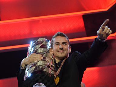 Jorge Lorenzo saat menerima trofi Juara Dunia FIM Awards di Palacio de Congresos, Spanyol, Minggu(8/11/2015.  (motogp.com)