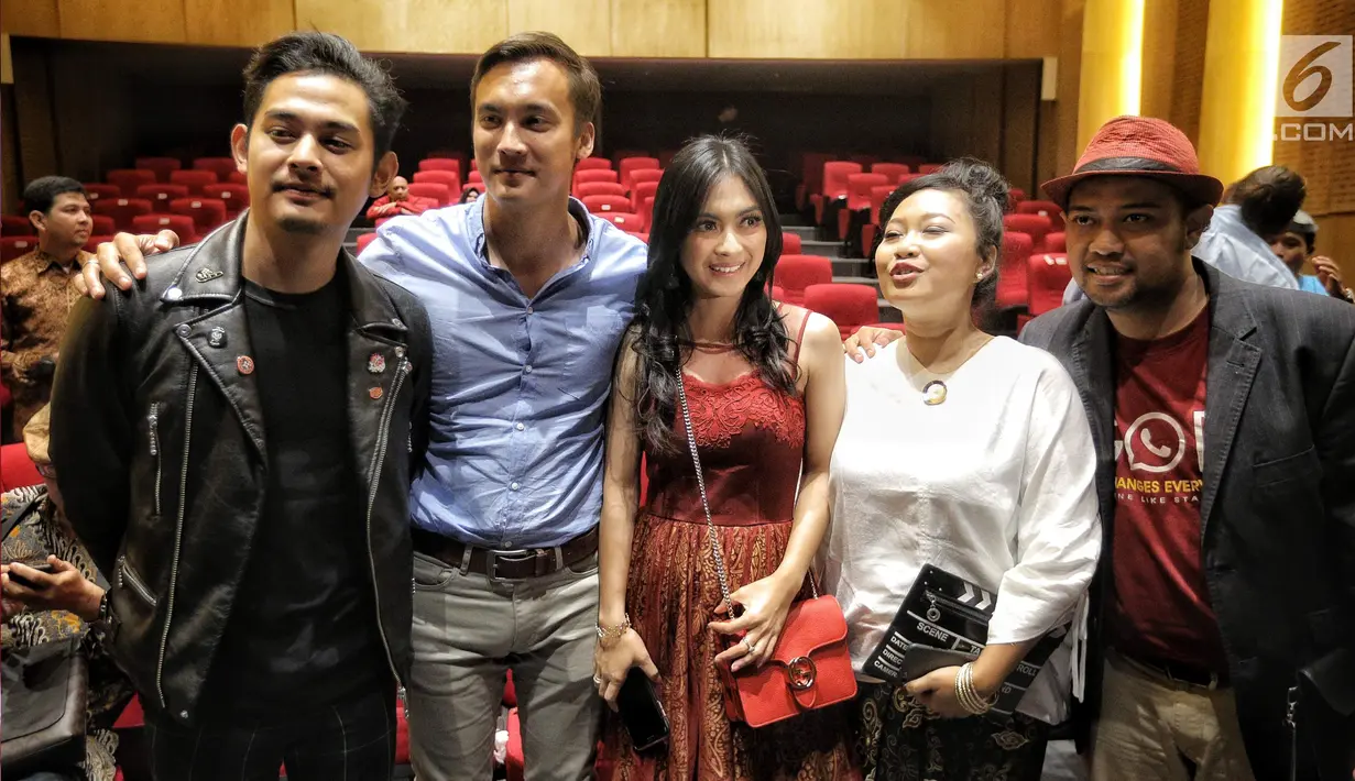 Sejumlah aktor dan aktris pemain sinema wajah Indonesia berjudul ' Lubang Tikus' hadir dalam gala premiere di Perpustakaan Nasional RI, Jakarta, Selasa (21/8). (Liputan6.com/Faizal Fanani)